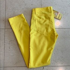 Bright yellow stretch pants/leggings style
